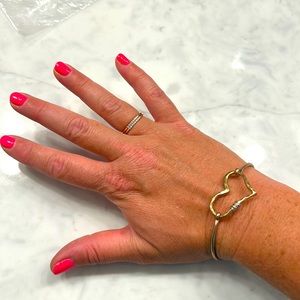 NWOT Heart bracelet in hammered plated gold